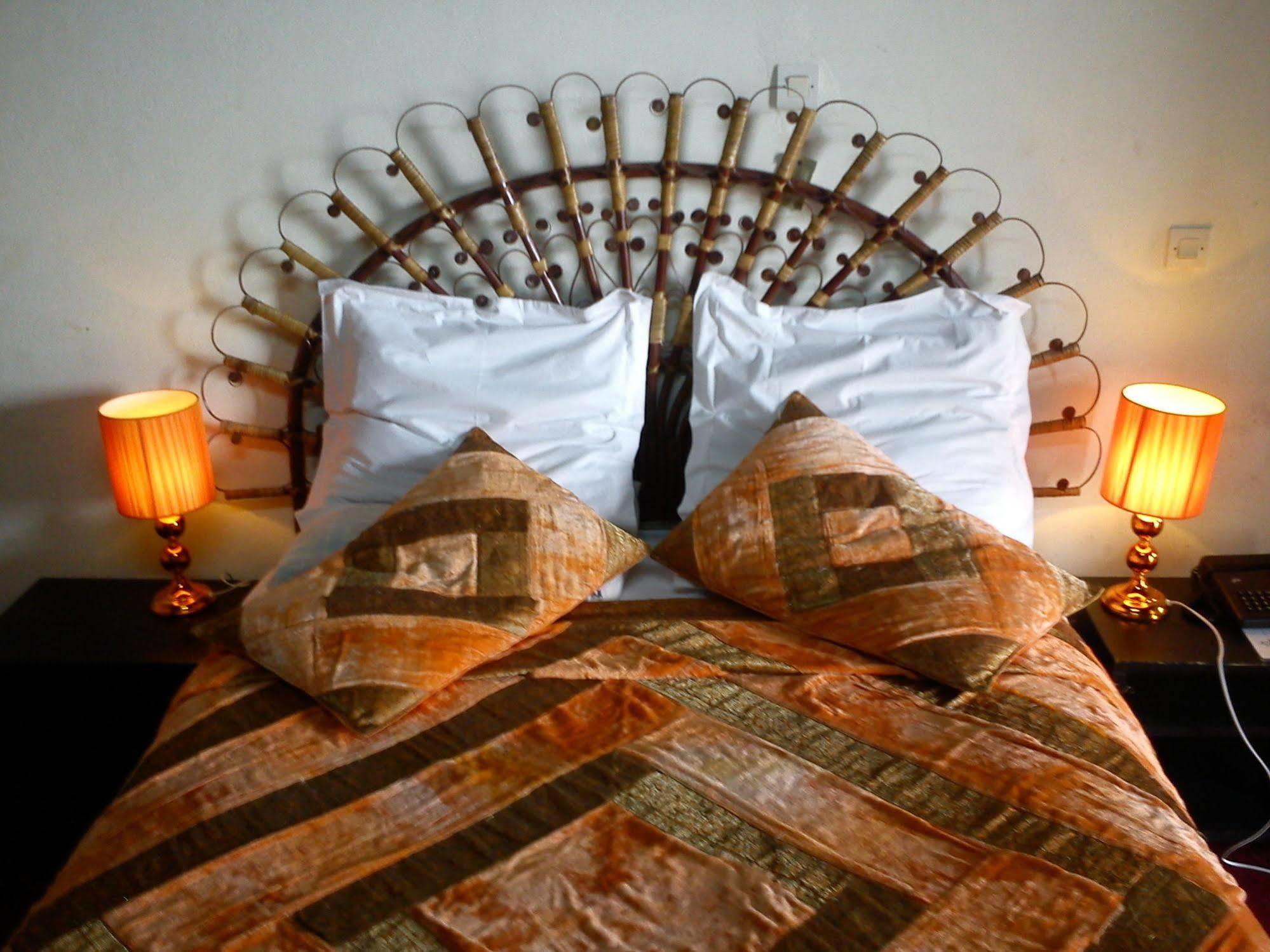 Hotel Azur Яунде Екстер'єр фото
